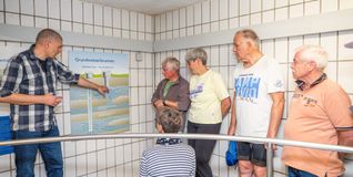 Wassermeister Michael Suffner erläutert wie der Brunnen in der Rudolf-Harbig-Straße unter der Erde aussieht.